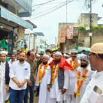 ईद मिलादुन्नबी के जुलूस का राम रहीम मंच द्वारा पुष्पमाला से स्वागत।