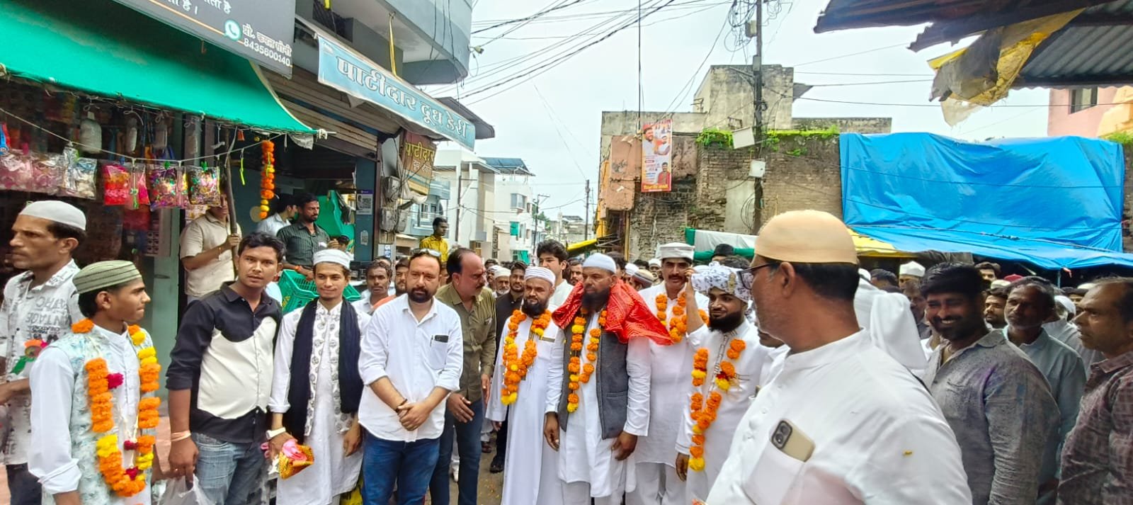 ईद मिलादुन्नबी के जुलूस का राम रहीम मंच द्वारा पुष्पमाला से स्वागत।