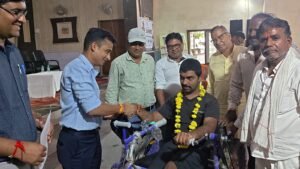 ट्राईसिकल मिली तो दिव्यांग रोहित के चेहरे पर आई मुस्कान, अब आसान होगी रोजमर्रा की राह