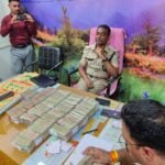 रतलाम में नाकेबंदी के दौरान कार से मिले बोरे भर कर नोट, 70 से 80 लाख रुपये होने की आशंका