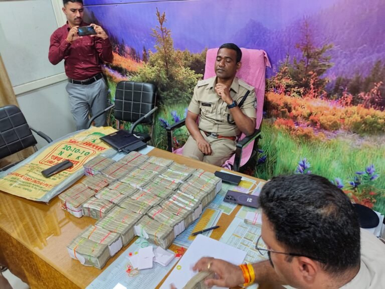 रतलाम में नाकेबंदी के दौरान कार से मिले बोरे भर कर नोट, 70 से 80 लाख रुपये होने की आशंका
