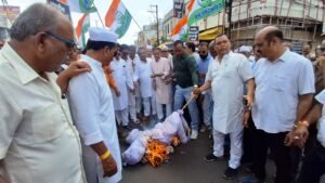 महंगाई के विरोध में कांग्रेस का प्रदर्शन, रैली निकालकर फूंका पुतला