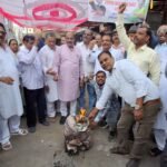 महंगाई के विरोध में कांग्रेस का प्रदर्शन, शक्कर की खाली बोरियां जलाकर जताया आक्रोश