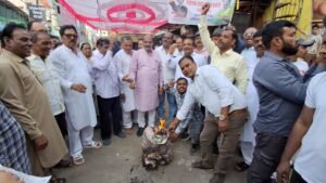 महंगाई के विरोध में कांग्रेस का प्रदर्शन, शक्कर की खाली बोरियां जलाकर जताया आक्रोश