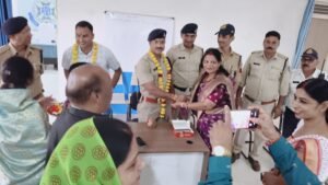 यातायात पुलिस ने दिया भाई-बहन के रिश्ते का अनूठा संदेश  बहनों ने बांधी राखी, भाइयों ने दिया “रक्षा कवच”