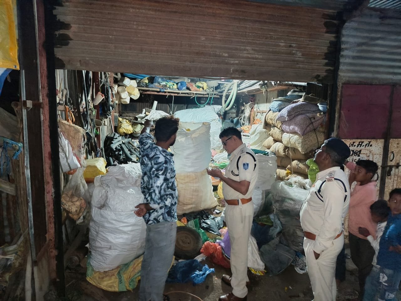 रतलाम पुलिस द्वारा चलाया गया कबाड़ख़ान चेकिंग अभियान, आज जिले भर में कबाड़ख़ाने चेक किए