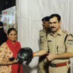 ​यातायात पुलिस रतलाम द्वारा दो बत्ती चौपाटी पर निशुल्क हेलमेट वितरण एवं जागरूकता कार्यक्रम आयोजित