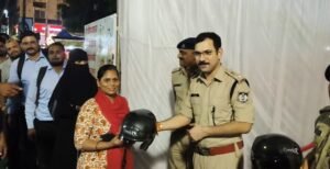 ​यातायात पुलिस रतलाम द्वारा दो बत्ती चौपाटी पर निशुल्क हेलमेट वितरण एवं जागरूकता कार्यक्रम आयोजित