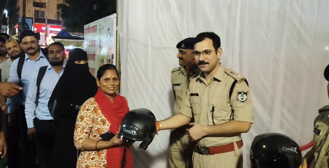 ​यातायात पुलिस रतलाम द्वारा दो बत्ती चौपाटी पर निशुल्क हेलमेट वितरण एवं जागरूकता कार्यक्रम आयोजित