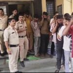 रतलाम में 14 आदतन बदमाशों का निकला पैदल जुलूस, पुलिस ने कान पकड़वाकर सड़क पर घुमाया