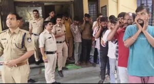 रतलाम में 14 आदतन बदमाशों का निकला पैदल जुलूस, पुलिस ने कान पकड़वाकर सड़क पर घुमाया