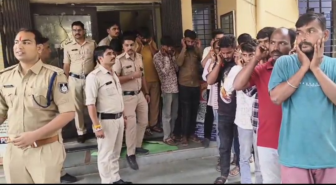 रतलाम में 14 आदतन बदमाशों का निकला पैदल जुलूस, पुलिस ने कान पकड़वाकर सड़क पर घुमाया