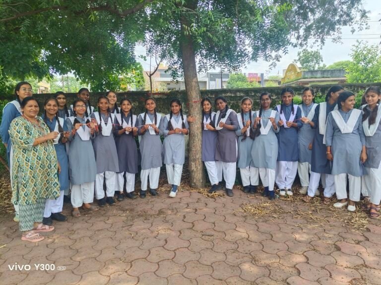 पेड़ों को रक्षा सूत्र बांधकर लिया संरक्षण का संकल्प