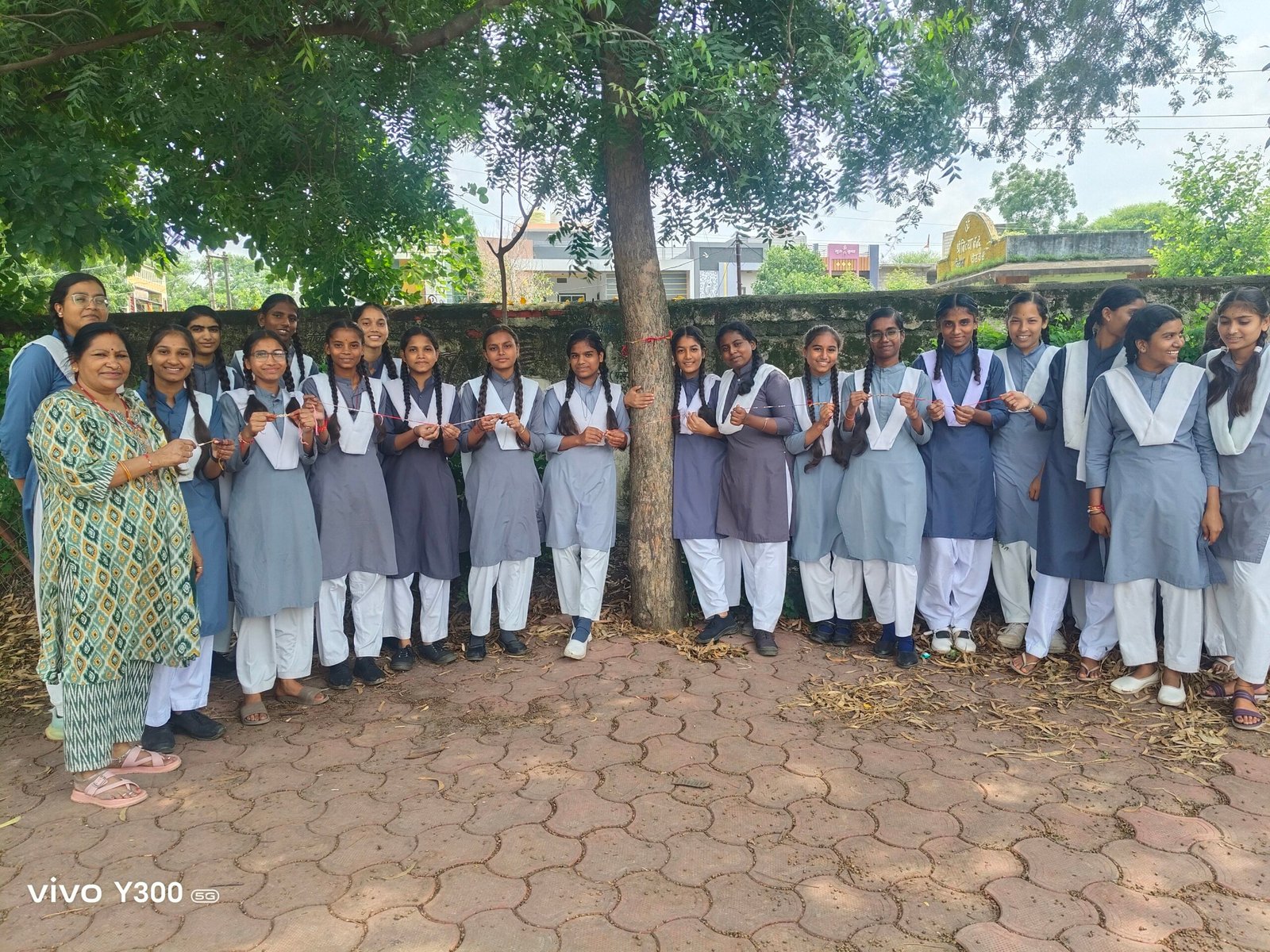 पेड़ों को रक्षा सूत्र बांधकर लिया संरक्षण का संकल्प