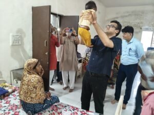 एनआरसी सैलाना में कलेक्टर कटेसरिया ने आठ माह की जया को गोद में लेकर किया दुलार