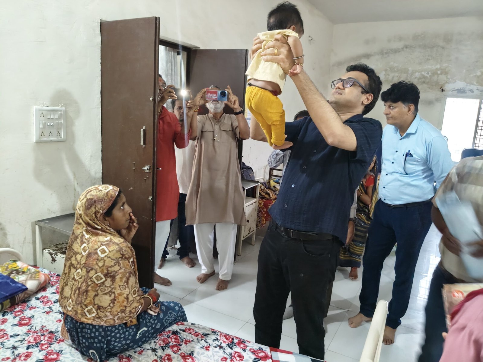 एनआरसी सैलाना में कलेक्टर कटेसरिया ने आठ माह की जया को गोद में लेकर किया दुलार