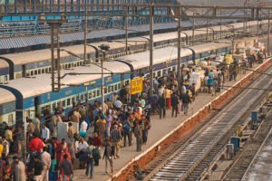 ट्रेन में महिला यात्री का बैग चोरी: 3.75 लाख का सामान पार, जीआरपी रतलाम को सौंपी गई जांच