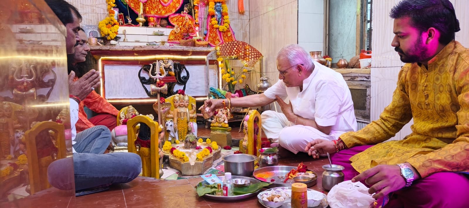 भरपूर वर्षा की कामना को लेकर भगवान शिव का हिम्मत कोठारी मित्र मंडल ने अभिषेक किया ।