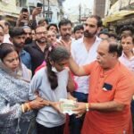 स्कूटी ब्लास्ट मामला, 16 वर्षीय बेटी के बाद मां ने भी तोड़ा दम, 10 लाख के मुआवजे के बाद उठा शव, तहसीलदार को सोपा ज्ञापन