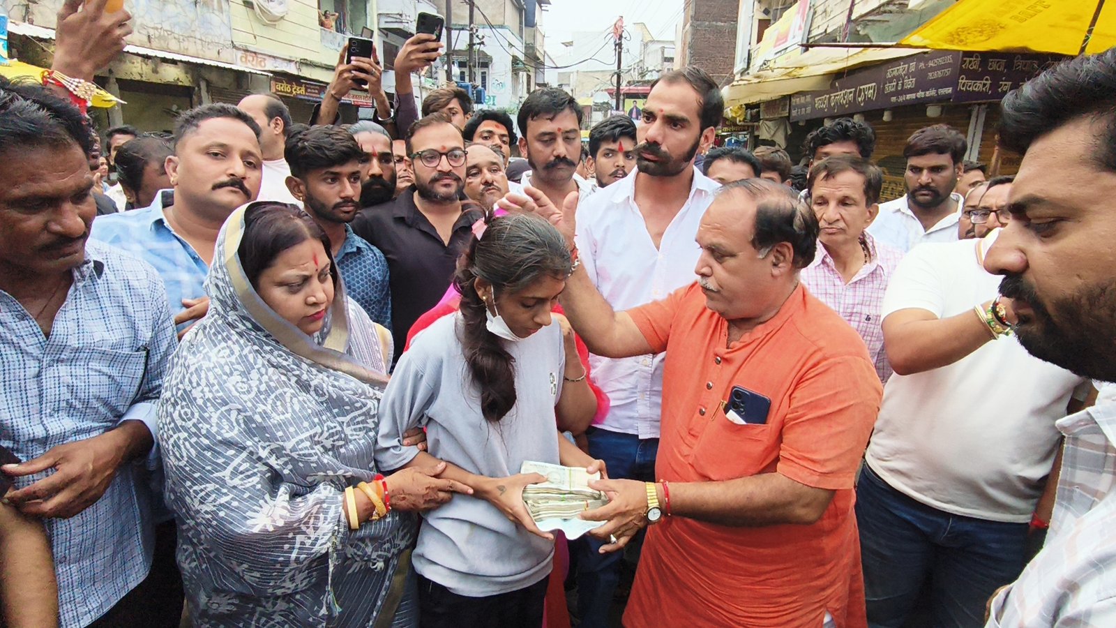स्कूटी ब्लास्ट मामला, 16 वर्षीय बेटी के बाद मां ने भी तोड़ा दम, 10 लाख के मुआवजे के बाद उठा शव, तहसीलदार को सोपा ज्ञापन