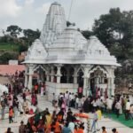 हज़ारो कावड़ियो ने पहुँचकर किया नगर के राजा अनादिकल्पेश्वर महादेव का जलाभिषेक