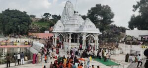 हज़ारो कावड़ियो ने पहुँचकर किया नगर के राजा अनादिकल्पेश्वर महादेव का जलाभिषेक