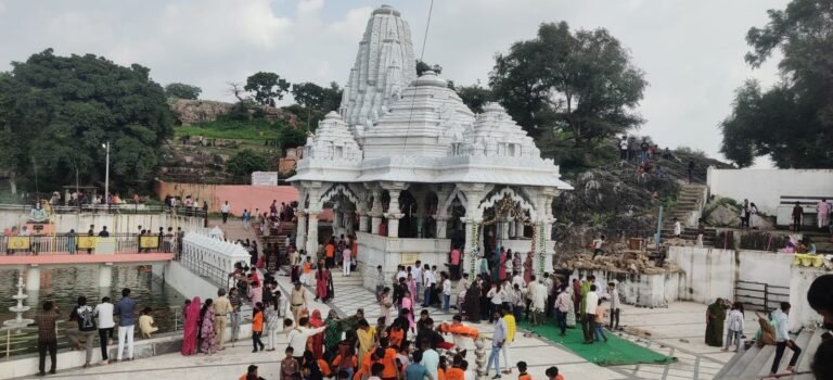 हज़ारो कावड़ियो ने पहुँचकर किया नगर के राजा अनादिकल्पेश्वर महादेव का जलाभिषेक