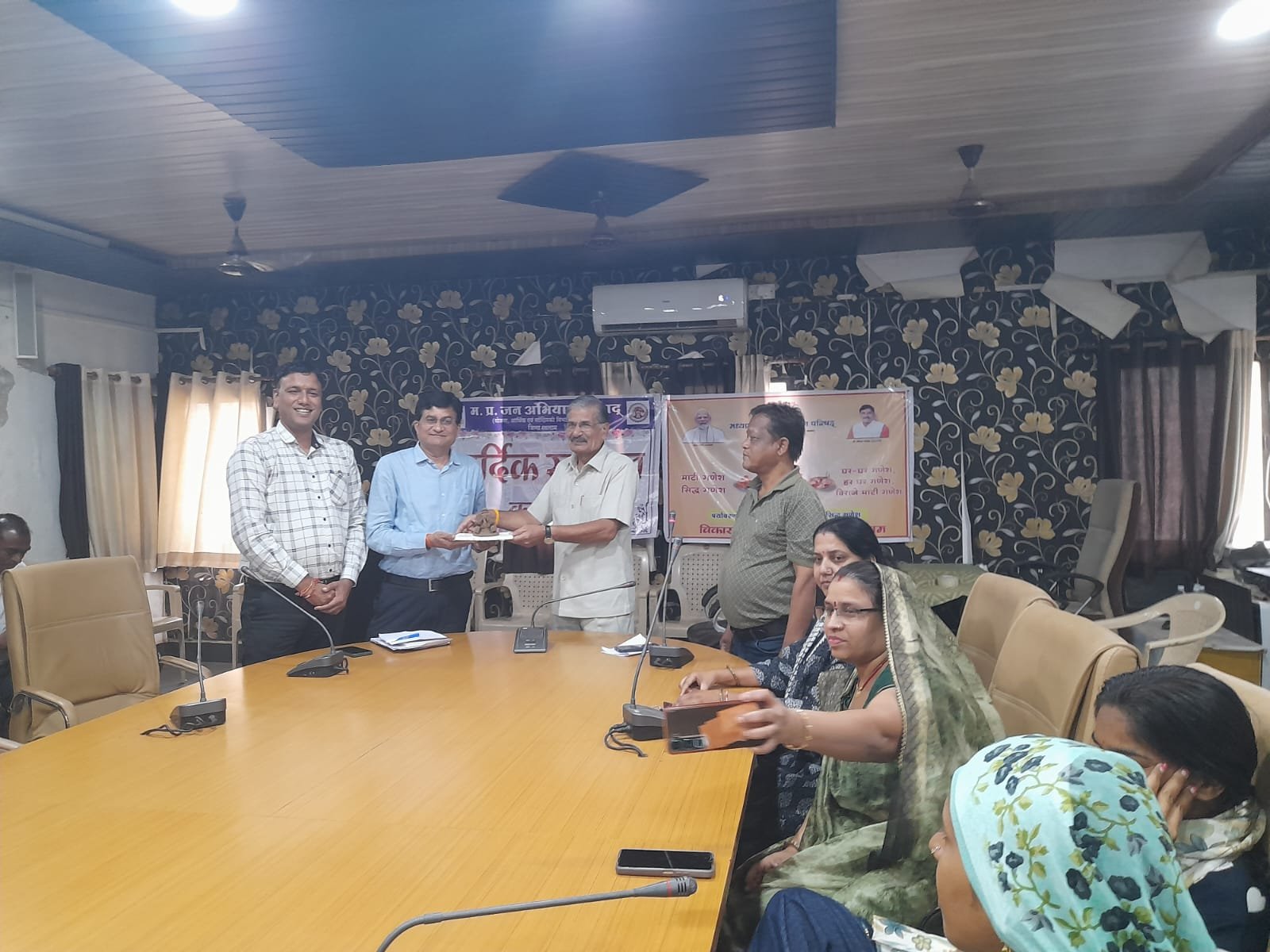 घर-घर हो माटी गणेश की स्थापना, पर्यावरण संरक्षण का दें संदेश : रत्नेश विजयवर्गीय