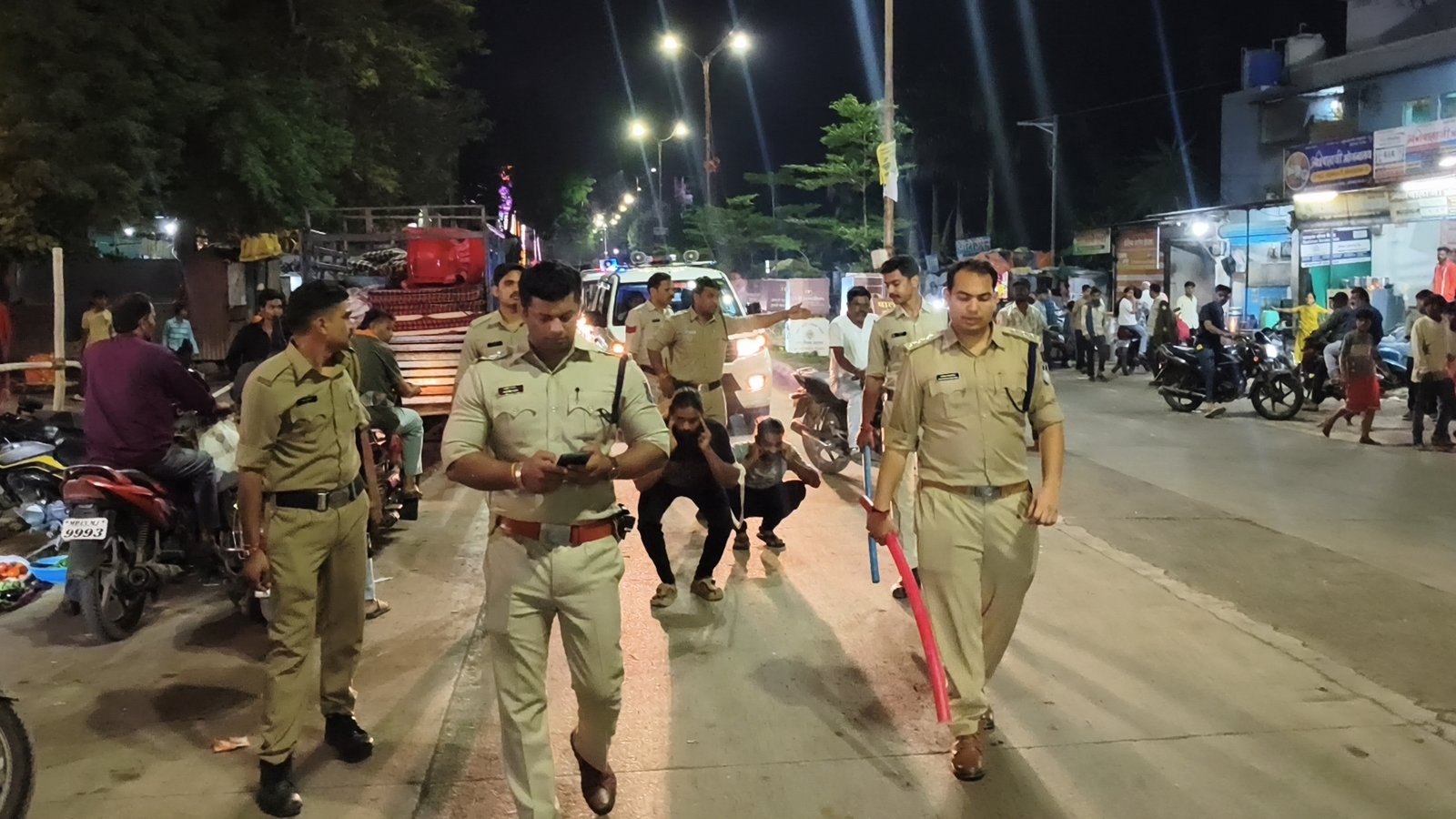 फौजी से मारपीट के आरोपियों का पुलिस ने निकाला जुलूस, कान पकड़वाकर सड़क पर घुमाया
