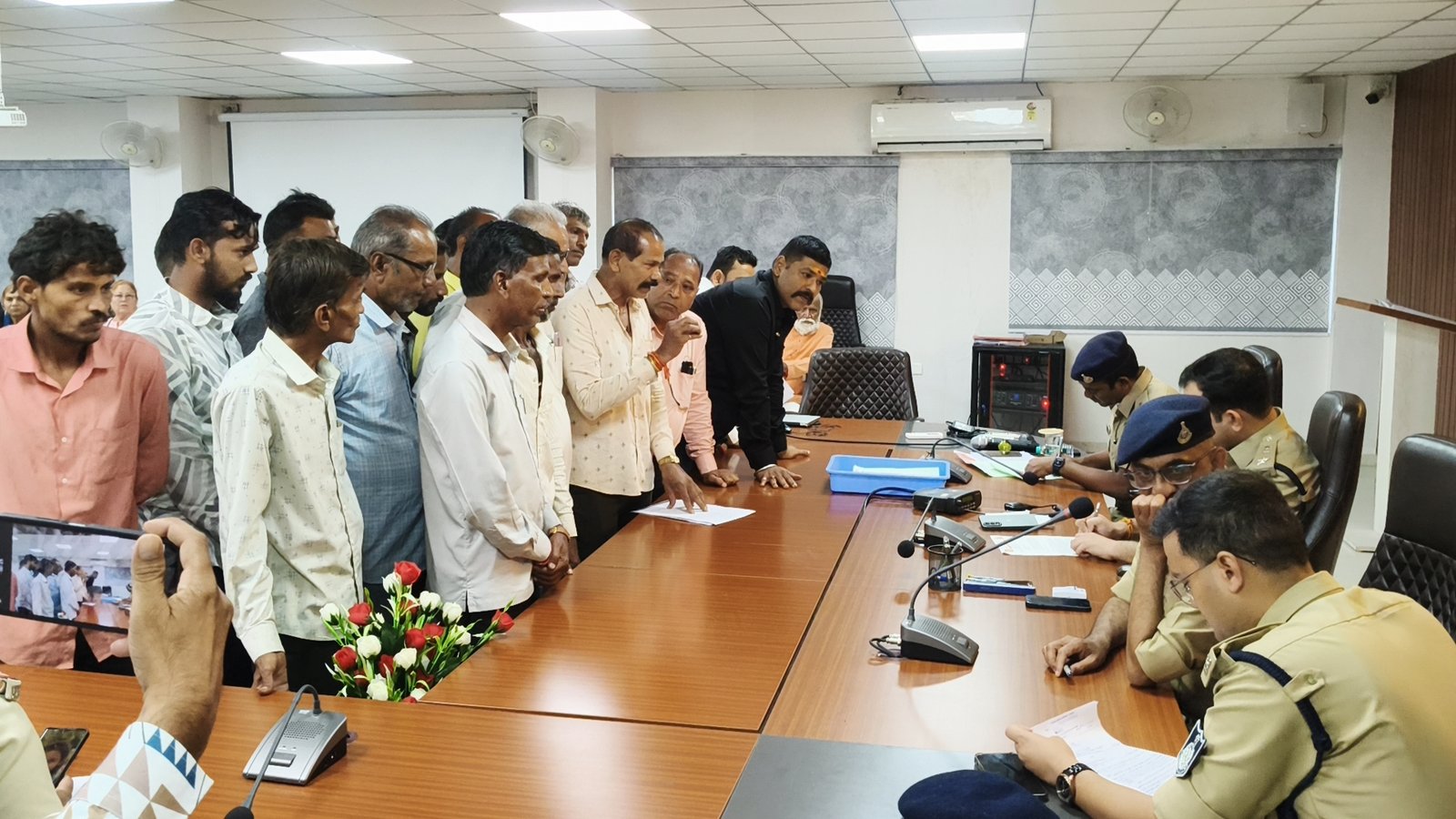 बर्बरता की शिकायत लेकर SP दफ्तर पहुंचे पीड़ित के परिजन