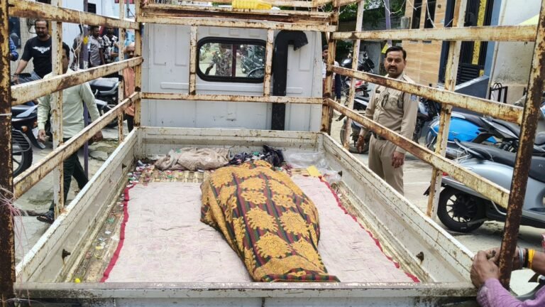 शव को ओपन रिक्शा लोडिंग में ले जाने की मजबूरी, प्रशासनिक व्यवस्थाओं पर उठ रहे सवाल