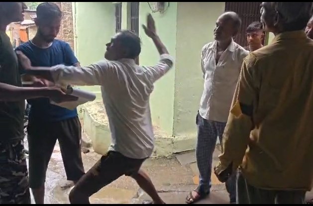 शादी का वीडियो डेटा मांगने को लेकर विवाद: घर में घुसकर पति-पत्नी से मारपीट, जान से मारने की धमकी