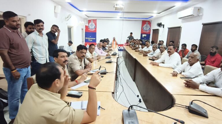 गणेश उत्सव व अनन्त चतुर्दशी पर अखाड़ों और झांकियों के लिए पुराने कंट्रोल रूम में बैठक आयोजित, पुलिस प्रशासन ने दिए आवश्यक दिशा-निर्देश