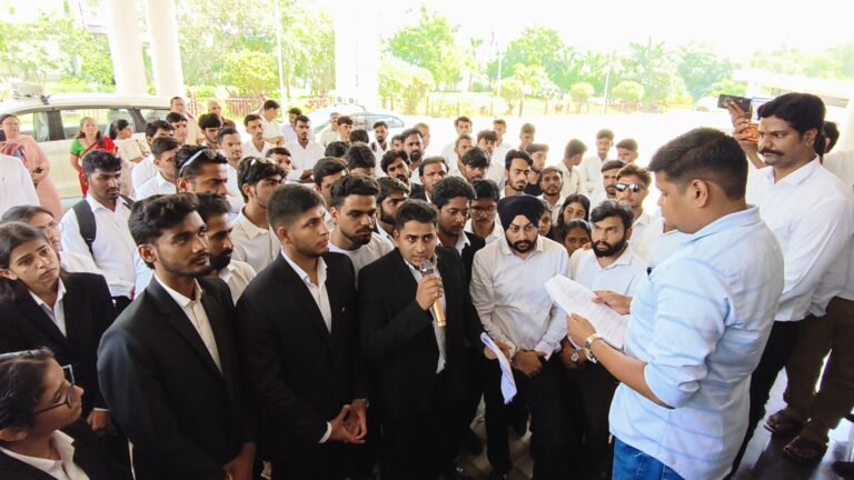 विधि कॉलेज गरबा विवाद: अनधिकृत प्रवेश, बदसलूकी और झूठे आरोपों को लेकर विद्यार्थियों ने कलेक्टर को सौंपा ज्ञापन