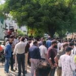 संगठन के पदाधिकारी पर प्रकरण दर्ज होने से आक्रोशित सकल हिंदू समाज ने लॉ कॉलेज का किया घेराव