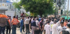 संगठन के पदाधिकारी पर प्रकरण दर्ज होने से आक्रोशित सकल हिंदू समाज ने लॉ कॉलेज का किया घेराव