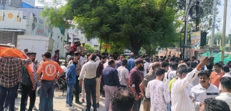 संगठन के पदाधिकारी पर प्रकरण दर्ज होने से आक्रोशित सकल हिंदू समाज ने लॉ कॉलेज का किया घेराव
