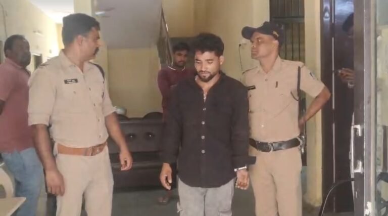 तीन मासूम बच्चियों से छेड़छाड़ करने वाला आरोपी गिरफ्तार, पुलिस ने निकाला जुलूस