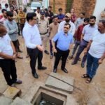 संभाग आयुक्त दिलीप कुमार ने बड़ागांव खुर्द में अंडरग्राउंड ड्रेनेज सिस्टम का किया निरीक्षण