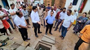 संभाग आयुक्त दिलीप कुमार ने बड़ागांव खुर्द में अंडरग्राउंड ड्रेनेज सिस्टम का किया निरीक्षण