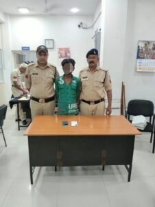 चलित ट्रेन में चोरी करने वाला आदतन अपराधी जीआरपी की गिरफ्त में, 41 हजार के दो मोबाइल बरामद