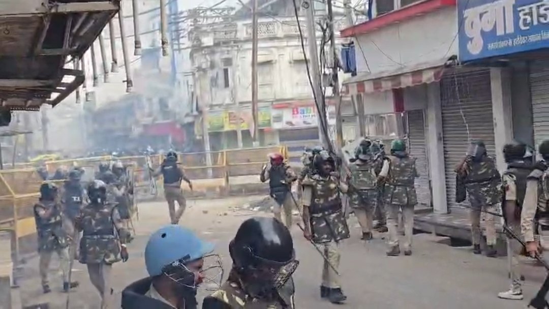 उज्जैन में तनाव :मस्जिद का हिस्सा हटाने के दौरान एक पक्ष विरोध में उतरा,पथराव,बल प्रयोग,आंसू गैस छोडी,निरीक्षक घायल