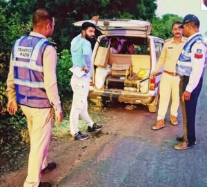 यातायात पुलिस की सख्ती: हेलमेट और सीटबेल्ट न पहनने वालों पर ताबड़तोड़ कार्रवाई, 18 के कटे चालान