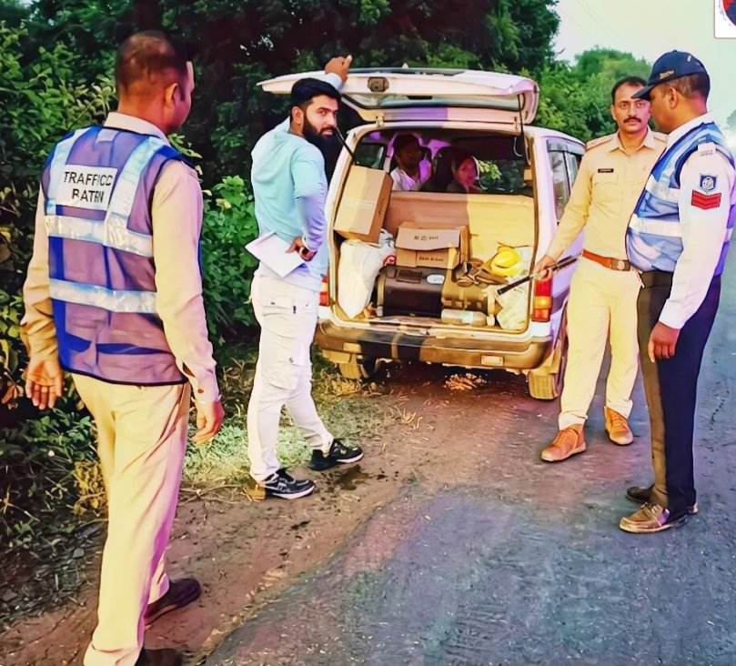यातायात पुलिस की सख्ती: हेलमेट और सीटबेल्ट न पहनने वालों पर ताबड़तोड़ कार्रवाई, 18 के कटे चालान