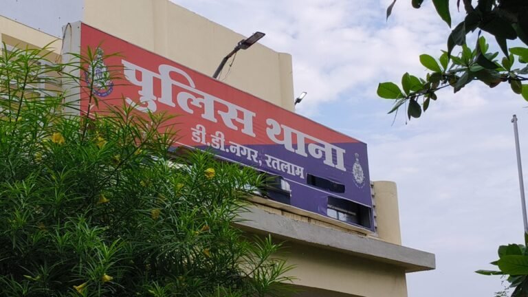 शराब के पैसे मांगने पर विवाद: बदमाश ने चाकू से हमला कर कई लोगों को किया घायल, मामला दर्ज