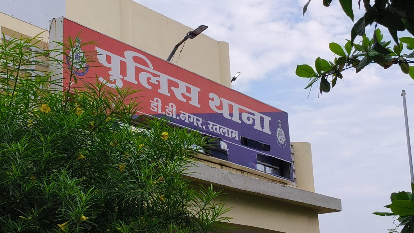 शराब के पैसे मांगने पर विवाद: बदमाश ने चाकू से हमला कर कई लोगों को किया घायल, मामला दर्ज
