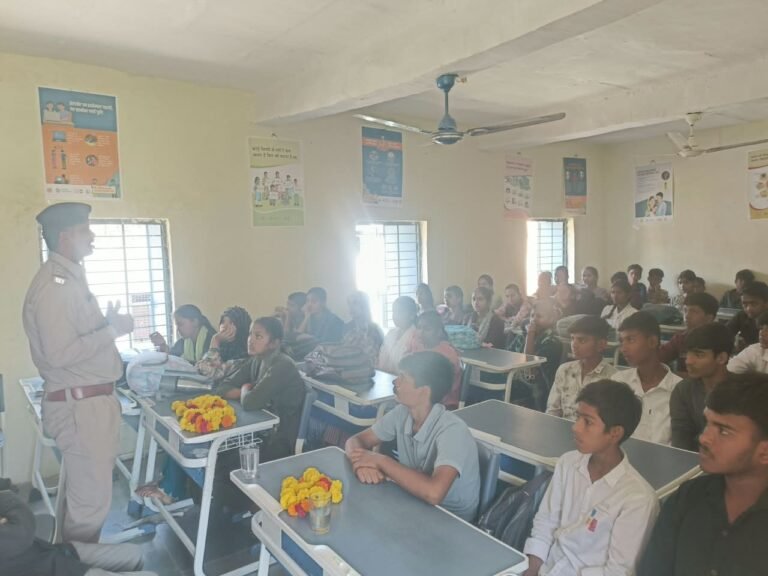 पीएम श्री स्कूल में यातायात जागरूकता कार्यक्रम आयोजित, छात्रों और स्टाफ को दिए गए सुरक्षा के पाठ