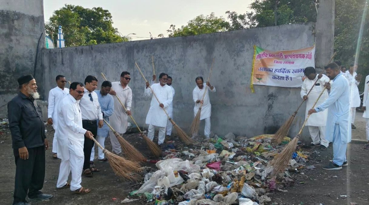 भाजपा अल्पसंख्यक मोर्चा रतलाम ने हजरत छोटू बादशाह दरगाह परिसर में चलाया स्वच्छता अभियान