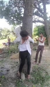 नाबालिग से छेड़छाड़ के आरोपी अतिथि शिक्षक को ग्रामीणों ने पेड़ से बांधकर पीटा, दोनों पक्षों पर मामला दर्ज