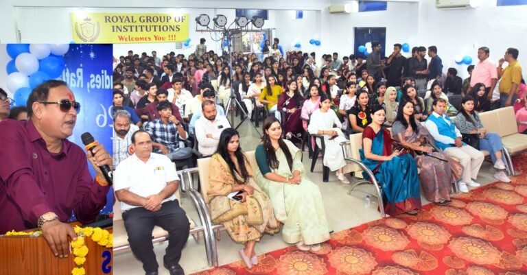 रॉयल कॉलेज में नवप्रवेशित फार्मेसी विद्यार्थियों का फूलों और गीतों से हुआ भव्य स्वागत; चेयरमैन प्रमोद गुगालिया ने दिए सफलता के मूलमंत्र